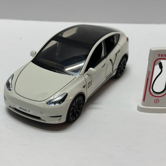 Tovmas Toys Toys 24 Tesla Model Y Diecast White Headlight And